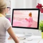 Femme regardant sur son PC un site internet