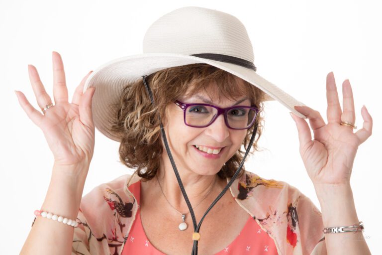 La fondatrice de Connexion authentique marketing qui va t'aider à augmenter ta visibilité en ligne, souriante, bienveillante