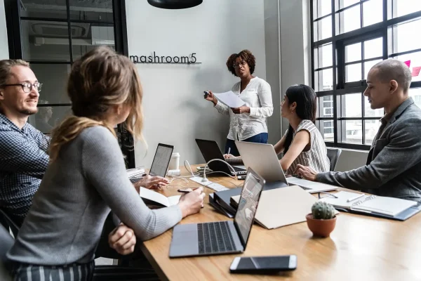 Réunion de travail avec 5 personnes dans un bureau